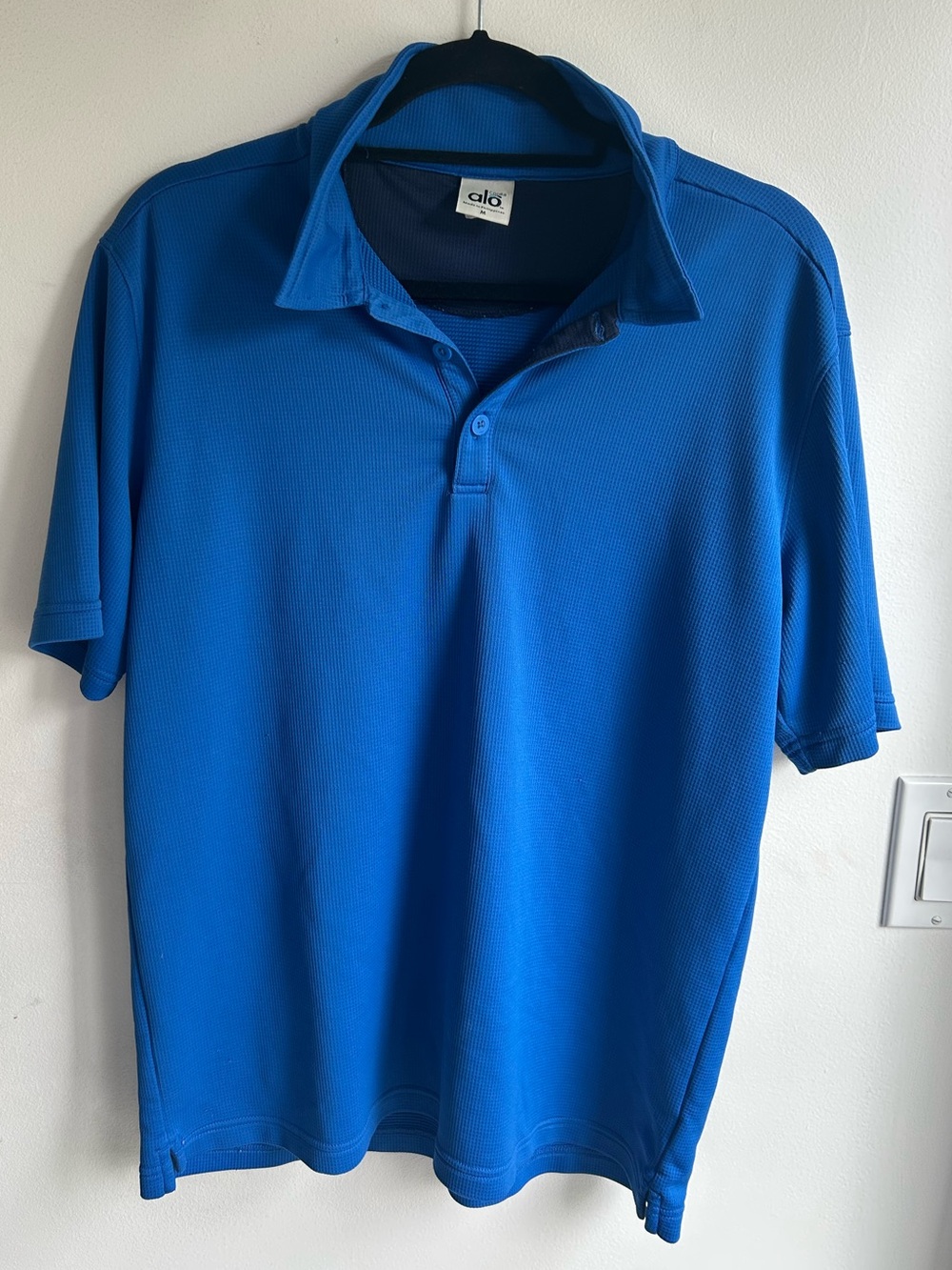 Alo Yoga CoolFit Moisture-Wicking Performance Polo Shirt in Royal blue. Sz M
